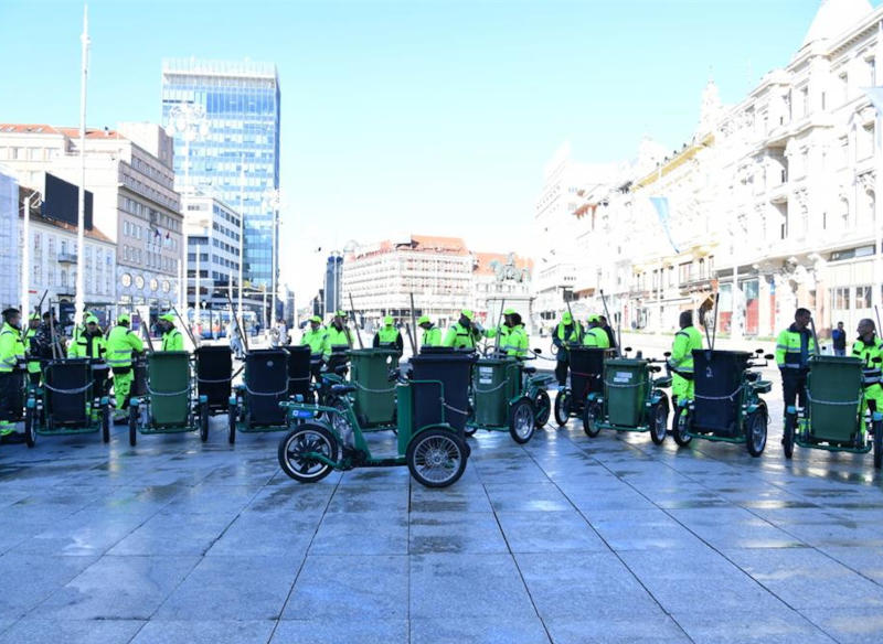 radnici Čistoće na centralnom zagrebačkom trgu