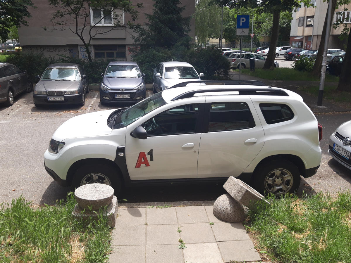 Nepropisno parkirano vozilo zakrčilo ulaz u zgradu